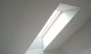 Jak obudować okno dachowe płytą gipsową bez błędów i frustracji