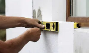 Ocieplenie poddasza styropianem czy wełną - kluczowe różnice