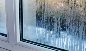 Krople wody na szybie okna, wyjaśniające, dlaczego skrapla się woda na oknach.