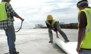 Ile czasu podlewać strop? Sprawdzone metody pielęgnacji betonu