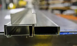 Metalowe profile do GK leżą obok siebie, gotowe do budowy konstrukcji.