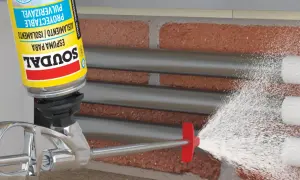 Pianka do styropianu SOUDAL w sprayu jest aplikowana na izolację, tworząc barierę termiczną.