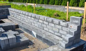 Budowa fundamentów domu. Układanie bloczków betonowych i przygotowanie do wylania betonu. Jak obliczyć ilość betonu?