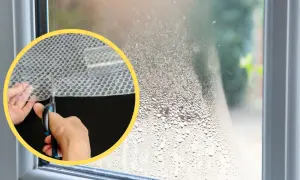 Jak ocieplić okno od wewnątrz? Przycinanie folii bąbelkowej do izolacji okna.