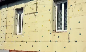 Kołkowanie styropianu na elewacji - czy to konieczne? Eksperci radzą