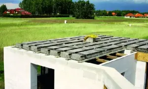 Budowa domu: betonowy strop w trakcie montażu. Zastanawiasz się, ile kosztuje strop betonowy?