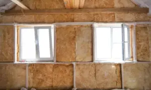 Jak układać wełnę mineralną na poddaszu: 5 kluczowych kroków