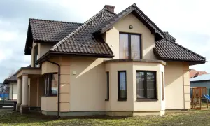 Jaka elewacja do brązowego dachu? 10 najlepszych propozycji