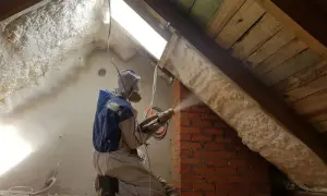 Ile kosztuje ocieplanie poddasza pianką? Ceny i porównanie metod