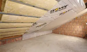 Ocieplanie skosów na poddaszu: wełna mineralna, folia paroizolacyjna Isover Vario KM Duplex UV i płyta gipsowo-kartonowa.