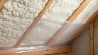 Folia paroszczelna zamontowana pod wełną mineralną na krokwiach. Czy dawać folię pod styropian? Tak, to ważny etap izolacji poddasza.