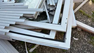 Stare okna plastikowe czekają na recykling. Czy okna plastikowe nadają się do recyklingu? Tak, można je przetworzyć.