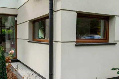 Najlepsze parapety zewnętrzne do brązowych okien - porównanie
