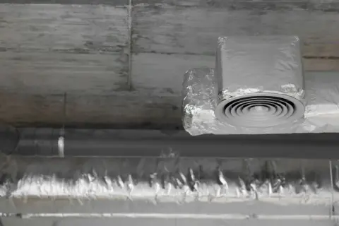 Ocieplona rura wentylacyjna z folii aluminiowej z kratką nawiewną. Dowiedz się, jak ocieplić rurę wentylacyjną, by uniknąć strat ciepła.