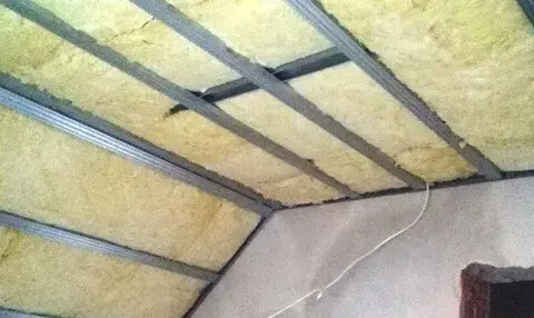 Ile kosztuje położenie wełny na poddaszu? Poznaj ceny i porady