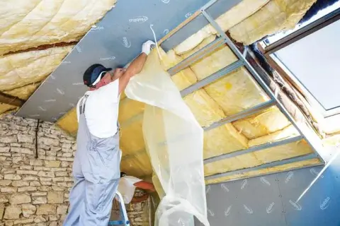 Najlepsza folia paroizolacyjna na poddasze - porównanie i wybór