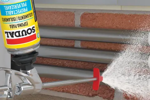 Pianka do styropianu SOUDAL w sprayu jest aplikowana na izolację, tworząc barierę termiczną.