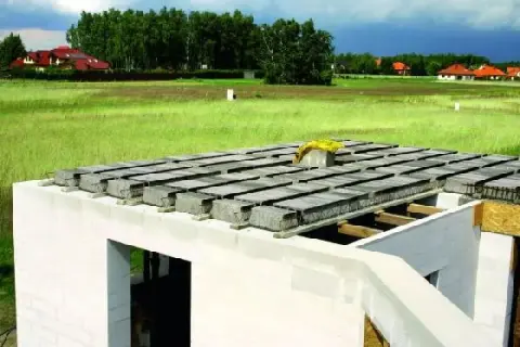 Budowa domu: betonowy strop w trakcie montażu. Zastanawiasz się, ile kosztuje strop betonowy?