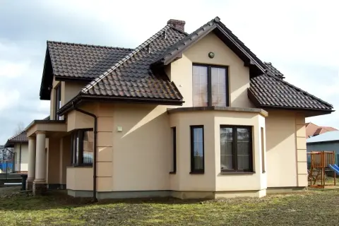 Jaka elewacja do brązowego dachu? 10 najlepszych propozycji