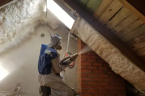 Ile kosztuje ocieplanie poddasza pianką? Ceny i porównanie metod