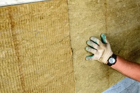 Wełna czy styropian na elewację: Porównanie i wybór materiału