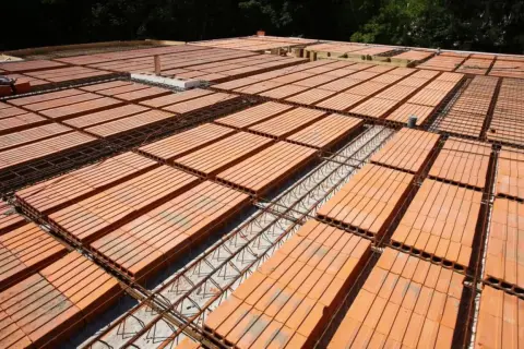 Budowa stropu z pustaków ceramicznych i zbrojenia. Prawidłowe wykonanie zapobiega sytuacji, czy strop może się zawalić.