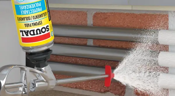 Pianka do styropianu SOUDAL w sprayu jest aplikowana na izolację, tworząc barierę termiczną.