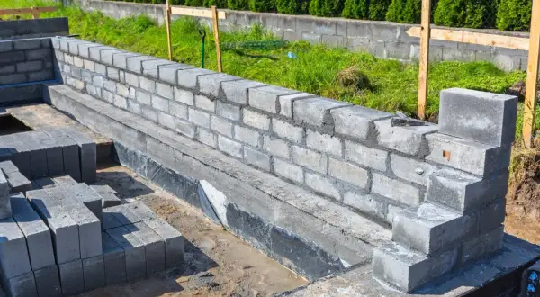 Budowa fundamentów domu. Układanie bloczków betonowych i przygotowanie do wylania betonu. Jak obliczyć ilość betonu?