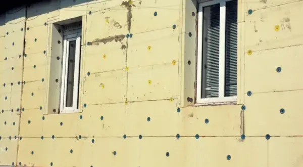 Kołkowanie styropianu na elewacji - czy to konieczne? Eksperci radzą