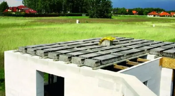 Budowa domu: betonowy strop w trakcie montażu. Zastanawiasz się, ile kosztuje strop betonowy?