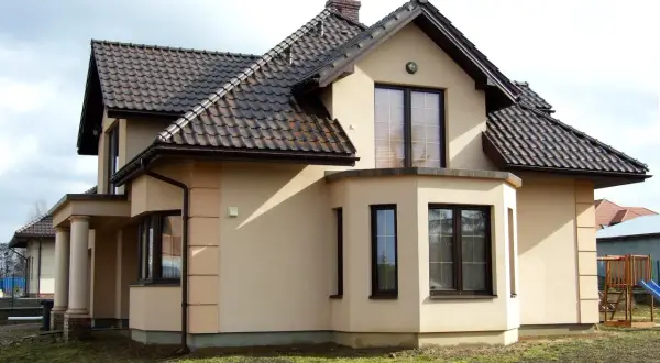 Jaka elewacja do brązowego dachu? 10 najlepszych propozycji