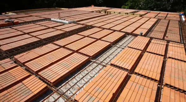 Budowa stropu z pustaków ceramicznych i zbrojenia. Prawidłowe wykonanie zapobiega sytuacji, czy strop może się zawalić.