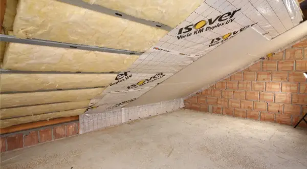Ocieplanie skosów na poddaszu: wełna mineralna, folia paroizolacyjna Isover Vario KM Duplex UV i płyta gipsowo-kartonowa.