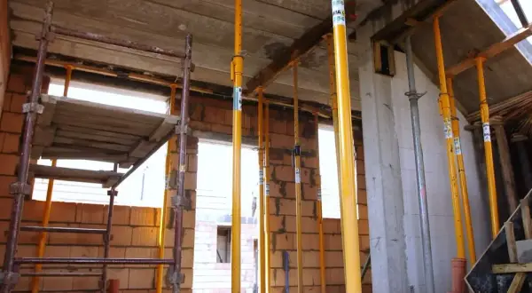 Kiedy rozszalować strop? Czas i czynniki wpływające na proces