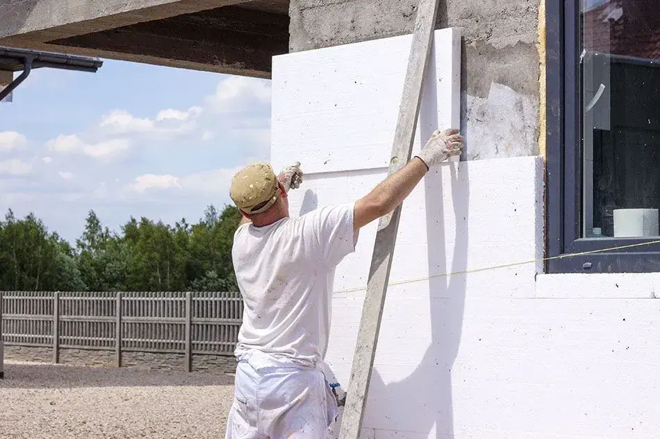 Ile razy klej potrzebny na elewację? Oblicz dokładnie zużycie