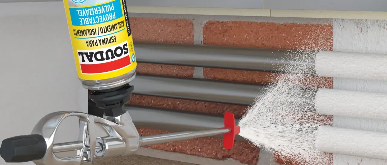Pianka do styropianu SOUDAL w sprayu jest aplikowana na izolację, tworząc barierę termiczną.