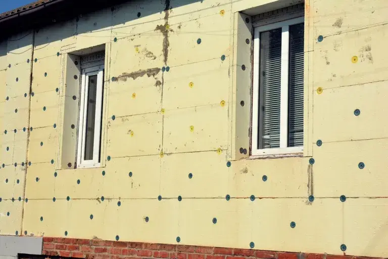 Kołkowanie styropianu na elewacji - czy to konieczne? Eksperci radzą