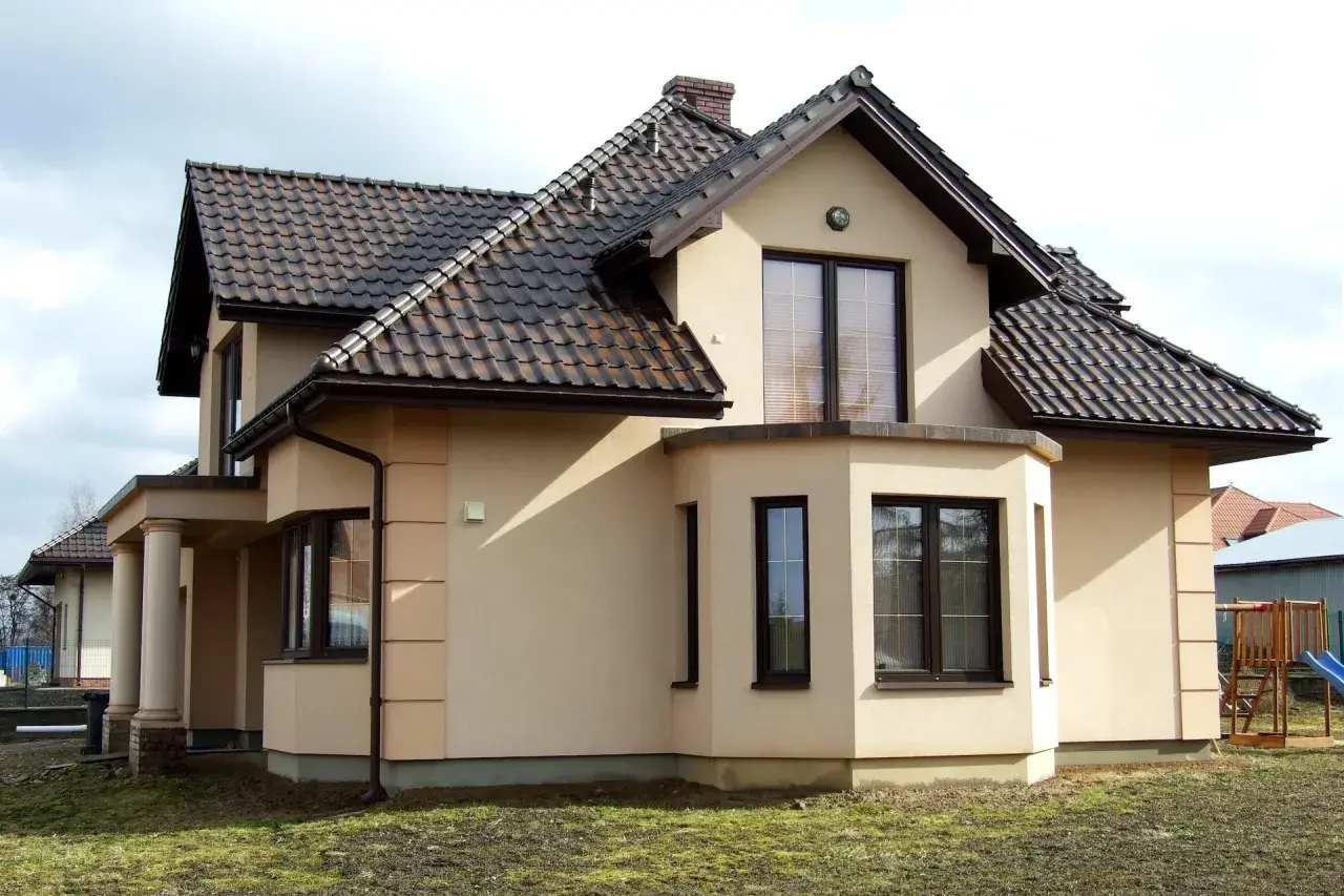 Jaka elewacja do brązowego dachu? 10 najlepszych propozycji