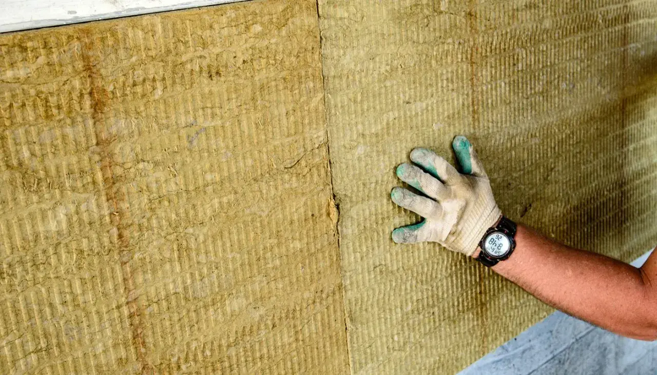 Wełna czy styropian na elewację: Porównanie i wybór materiału