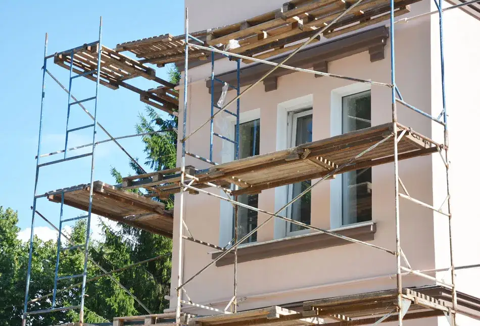 Zdjęcie Jak malować elewację wałkiem: 9 skutecznych technik i porad