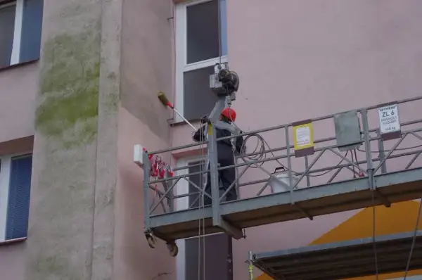 Jaki grunt pod farbę na elewację, aby uniknąć problemów z trwałością?