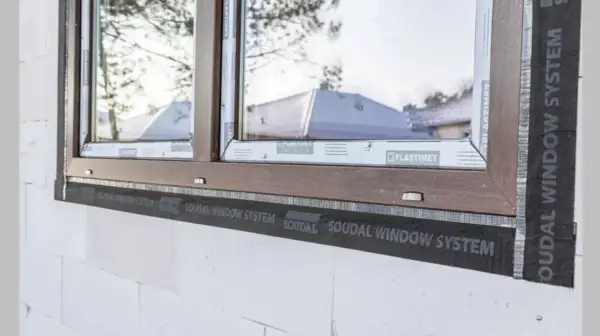 Szpaleta okienna to warstwa izolacyjna wokół okna, widoczna na styku ramy okiennej z murem z bloczków.