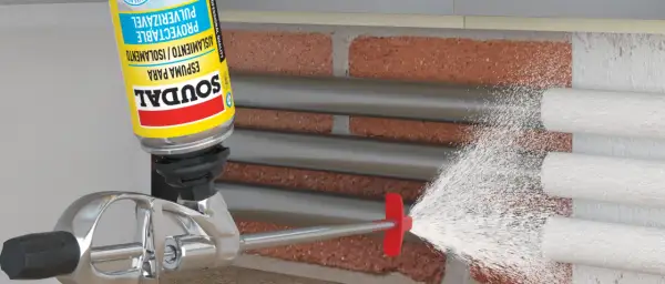 Pianka do styropianu SOUDAL w sprayu jest aplikowana na izolację, tworząc barierę termiczną.