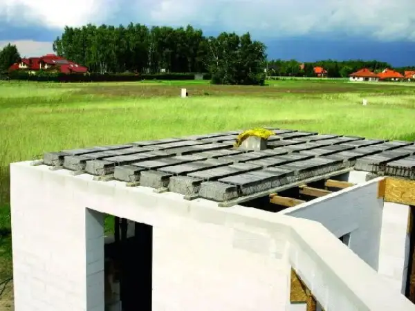 Budowa domu: betonowy strop w trakcie montażu. Zastanawiasz się, ile kosztuje strop betonowy?