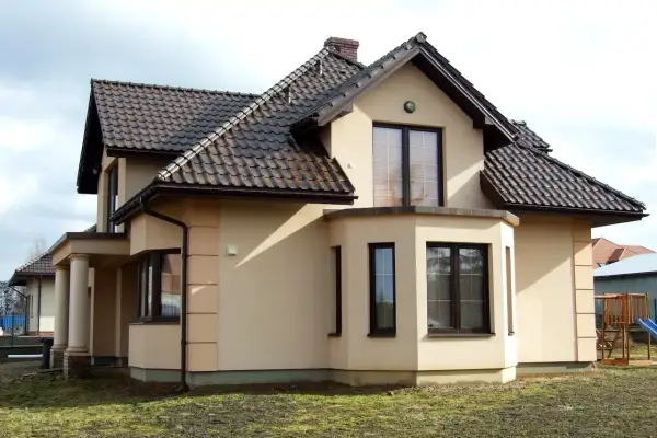 Jaka elewacja do brązowego dachu? 10 najlepszych propozycji