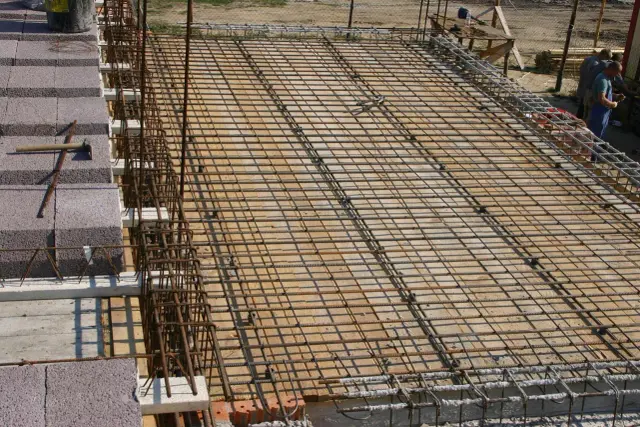 Siatka zbrojeniowa na stropie, gotowa do zalania betonem. Ciekawi nas, ile za strop robocizna.