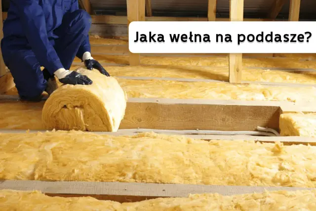 Ocieplanie poddasza wełną mineralną. Pracownik układa rolkę wełny, która jest idealnym materiałem, by ocieplić poddasze.